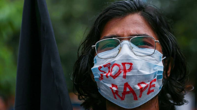 Une étudiante bangladaise brandit un drapeau noir à l'occasion d'une manifestation contre les violences sexuelles, à Dhaka, le 6 octobre 2020.