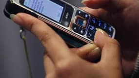 Les couples susceptibles de s'acheminer vers une rupture difficile devraient faire attention aux SMS qu'ils envoient: en cas de divorce, ils pourraient en effet être utilisés comme preuve à charge devant un tribunal. /Photo d'archives/REUTERS/Vivek Prakas