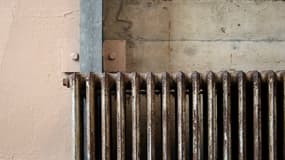 Un radiateur en fonte rouillé et vieillissant. 