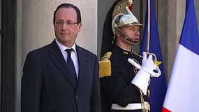Le président de la République François Hollande devant le palais de l'Elysée.
