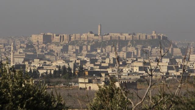 Vue d'Alep, en Syrie. François Hollande a demandé vendredi la libération immédiate de deux journalistes français travaillant en Syrie avec qui le contact a été perdu, dans cette région du Nord. /Photo d'archives/REUTERS/Muzaffar Salman