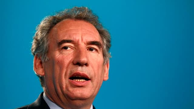 A une semaine du premier tour de l'élection présidentielle, François Bayrou s'est présenté dimanche à Marseille comme le candidat du "parti de la vérité" contre ceux du mensonge, ciblant précisément Nicolas Sarkozy et François Hollande. /Photo prise le 12
