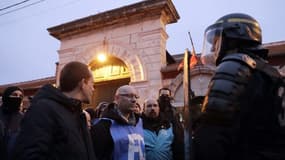 La police et les manifestants devant la prison de Fresnes ce 24 janvier 2018