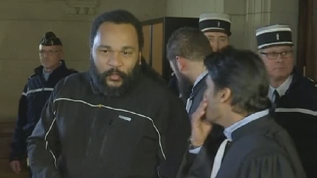 Dieudonné s'exprime avec son avocat, mercredi, à la sortie de son procès au tribunal correctionnel de Paris.