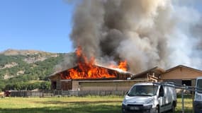 Un incendie est en cours dans une ferme de la Bâtie-Neuve ce vendredi.