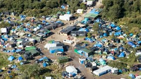 La préfecture du Pas-de-Calais a affirmé vendredi sa volonté que "plus aucun migrant ne dorme dehors" dans la "Jungle" de Calais, dont elle entend "réduire la taille" et où 1.500 places d'hébergement en dur vont être mises à disposition lundi - Vendredi 8 janvier 2016