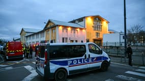 Des véhicules de police et des pompiers, près le l'endroit où un homme a été tué à l'arme blanche samedi 22 février 2025 à Mulhouse
