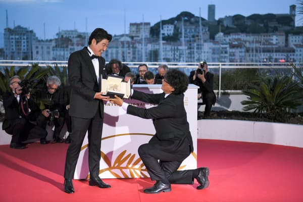 Song Kang-ho et Bong Joon-ho à Cannes en mai 2019 Song Kang-ho et Bong Joon-ho à Cannes en mai 2019