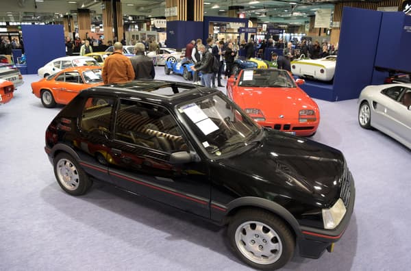 Une Peugeot 205 GTI exposée au salon Rétromobile à Paris en 2022