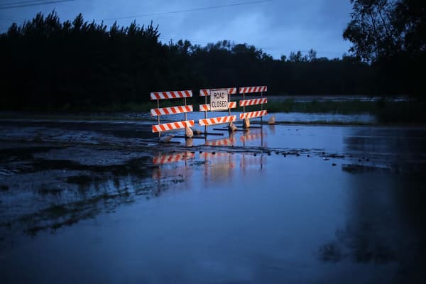 Une barrière bloque l'autoroute 70 à cause d'une inondation de la rivière Neuse, à Kinston en Caroline du Nord le 15 septembre 2018. Une barrière bloque l'autoroute 70 à cause d'une inondation de la rivière Neuse, à Kinston en Caroline du Nord le 15 septembre 2018.