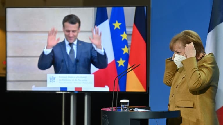 Le président Macron à l'écran devant la chancelière Angela Merkel lors d'une conférence de presse commune, le 5 février 2021 à Berlin