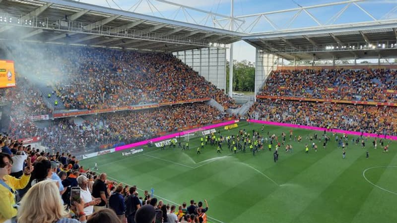 Lens-Lille: des incidents entre supporters à la mi-temps, le terrain momentanément envahi