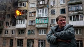 Une femme après une frappe sur un immeuble de Sloviansk en Ukraine, le 14 avril 2023