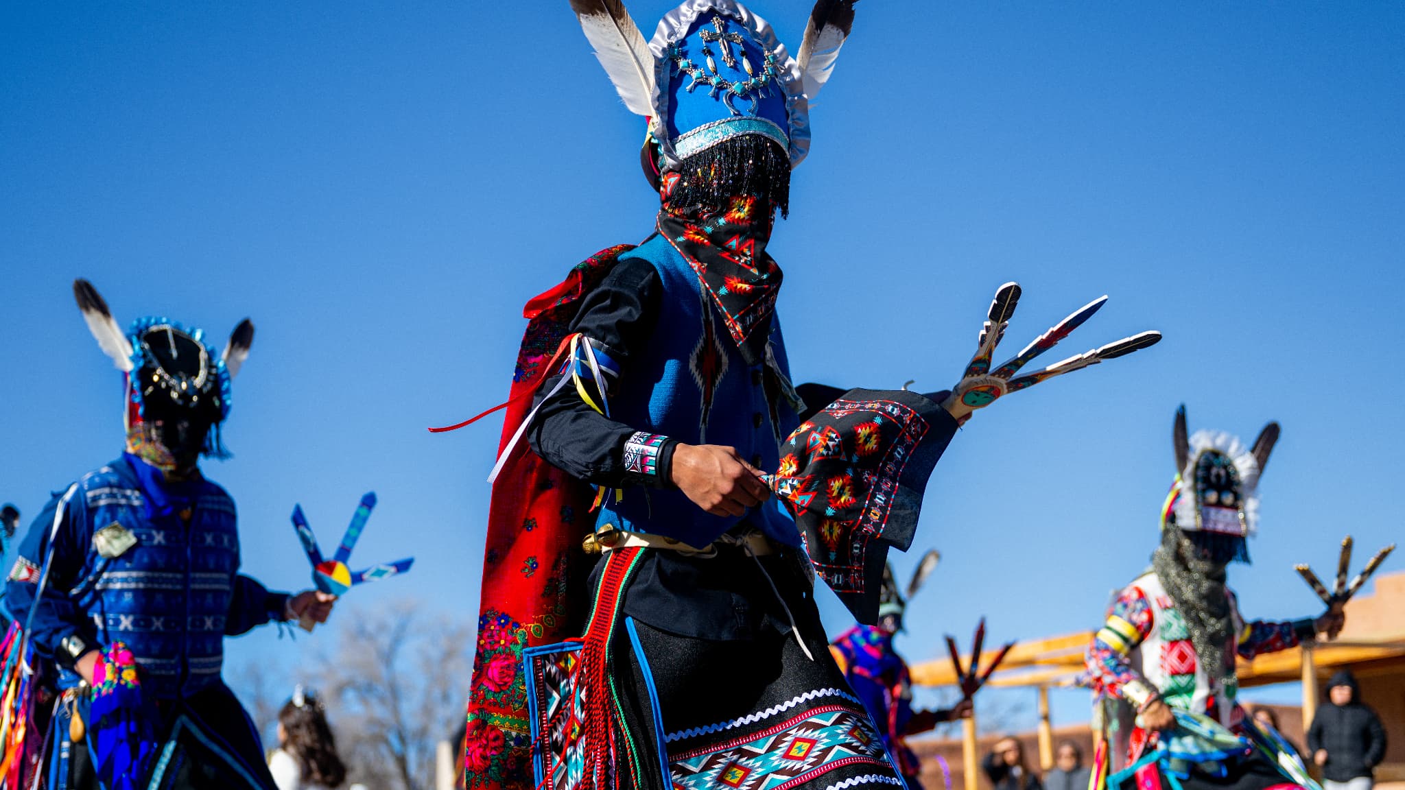 Des membres du pueblo Ohkay Owingeh participent à la danse Matachinas pour célébrer la saison de Noël, le 24 décembre 2023 à Ohkay Owingeh, aux États-Unis