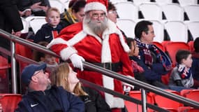 Un père Noël dans les tribunes de PSG-Lyon