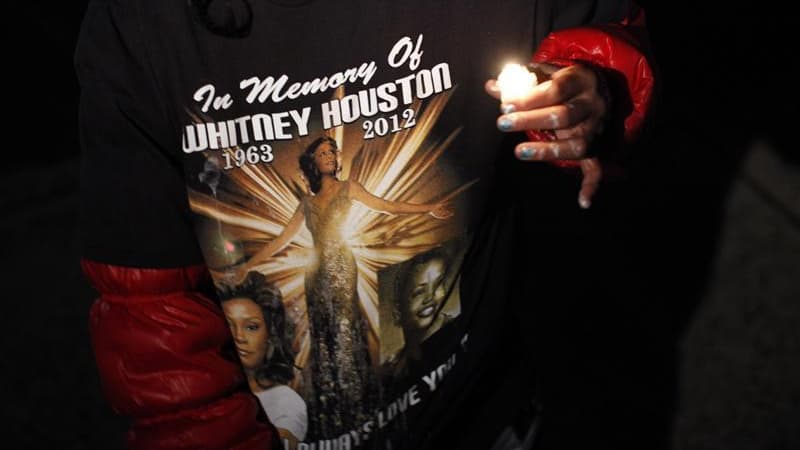 Veillée d'hommage à Whitney Houston, lundi. Les obsèques de la chanteuse, décédée samedi à Los Angeles à l'âge de 48 ans, seront célébrées dans l'intimité samedi au temple baptiste New Hope de Newark, dans le New Jersey, là même où elle chantait enfant da