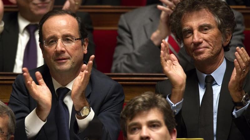 Jack Lang, assis derrière Arnaud Montebourg dans les travées de l'Assemblée. L'ancien ministre s'est dit prêt mardi à retirer sa plainte pour diffamation contre son collègue si ce dernier revient sur ses propos mettant en cause le député du Pas-de-Calais