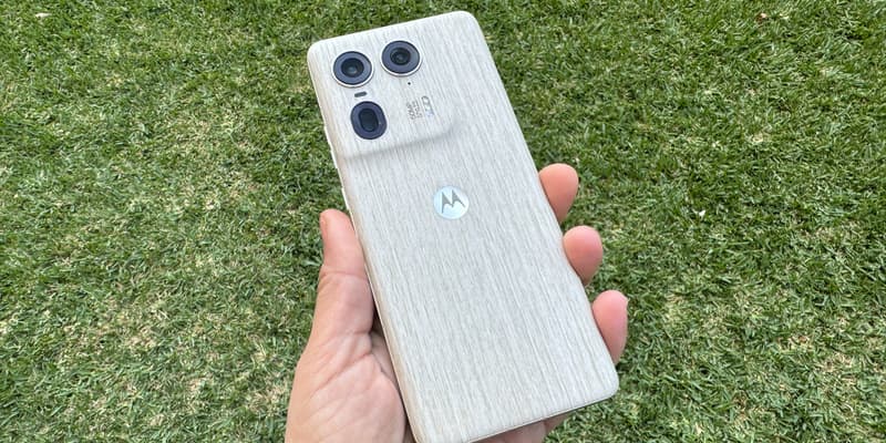 Motorola a conçu un Edge 50 Ultra avec un dos en fibres de bois