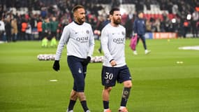 Lionel Messi et Neymar avec le maillot du PSG avant un match face au Bayern Munich (0-1, Ligue des champions), le 14 février 2023