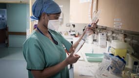 Une infirmière en train de préparer du matériel médical à l'hôpital Lariboisière à Paris le 27 avril dernier.