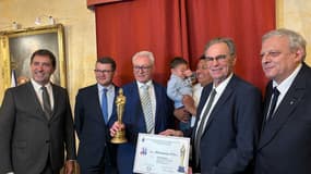 Le maire de Sisteron, Daniel Spagnou, reçoit des mains de Renaud Muselier, président de la Région Sud, la Marianne d'Or d'honneur, le 28 mars 2025.