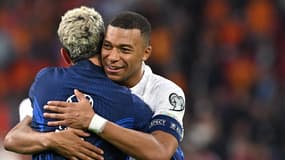 Kylian Mbappé enlace Antoine Griezmann après la victoire des Bleus contre les Pays-Bas