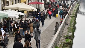 Des gens marchent le long du canal Naviglio à Milan, le 6 février 2021. (Photo d'illustration)