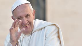 Le pape François salue la foule présente place Saint Pierre le 19 octobre 2016. (PHOTO D'ILLUSTRATION)