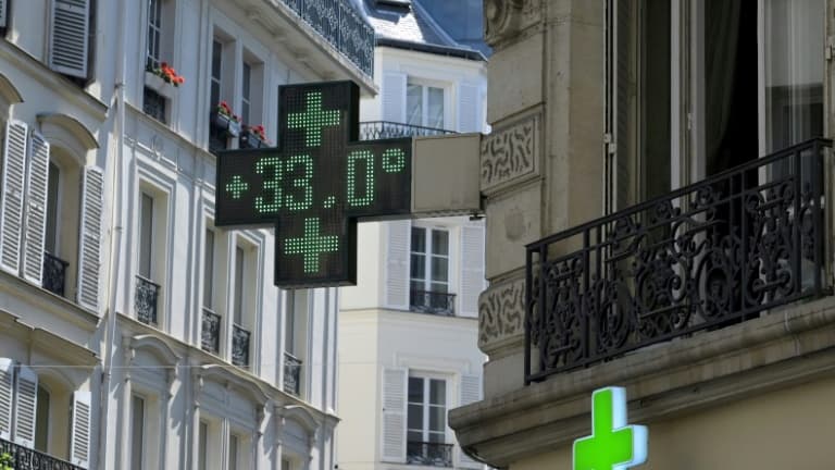Un thermomètre de pharmacie indique une température de 33°C, le 16 juin 2022 à Paris