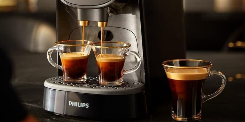 Deux cafés servis dans des tasses par une machine (photo d'illustration).