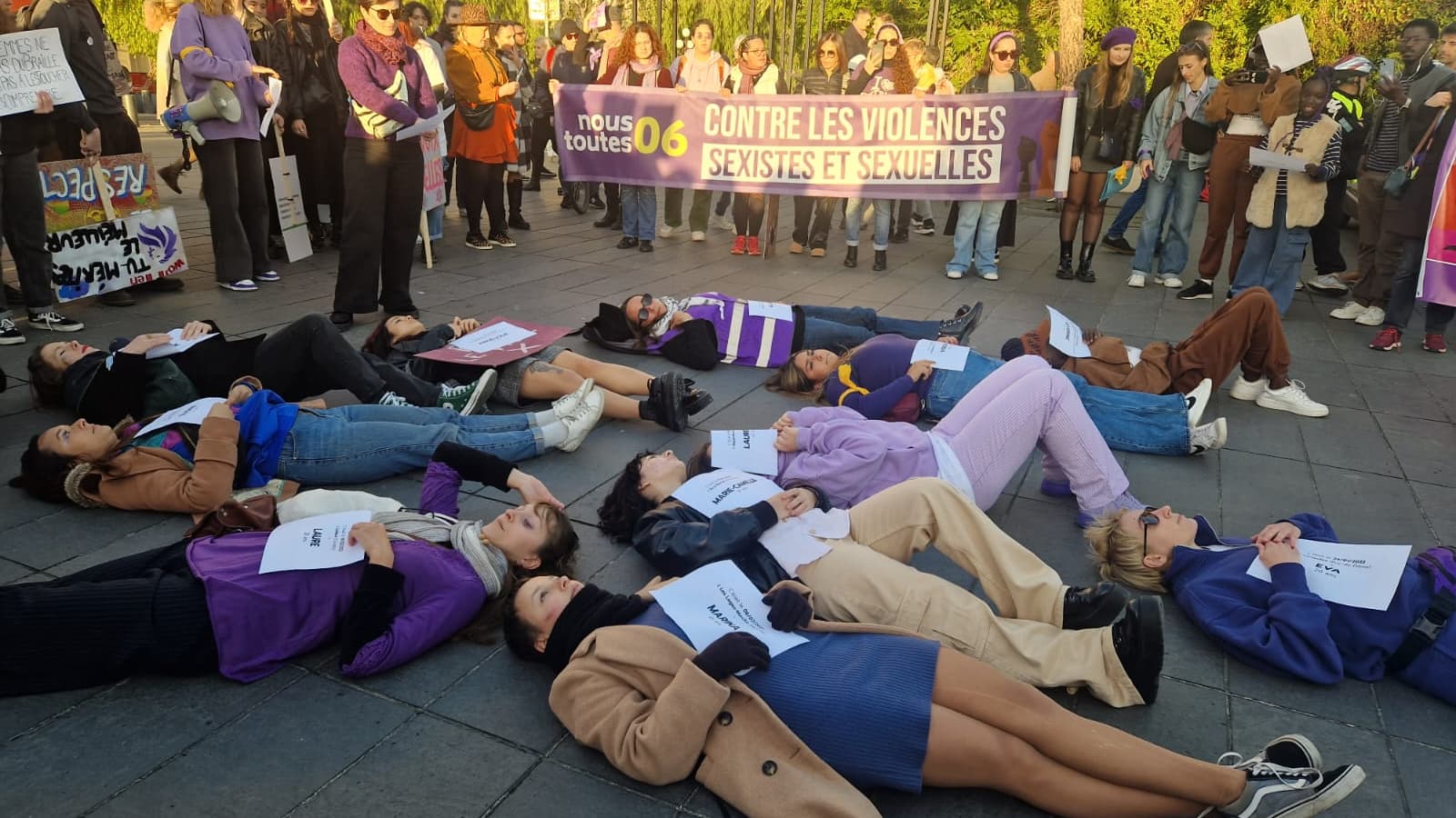 Des femmes ont participé à un die-in place Massena à Nice, ce samedi 25 novembre