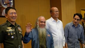 Des soldats philippins dans une rue de Marawi, le 30 août 2017