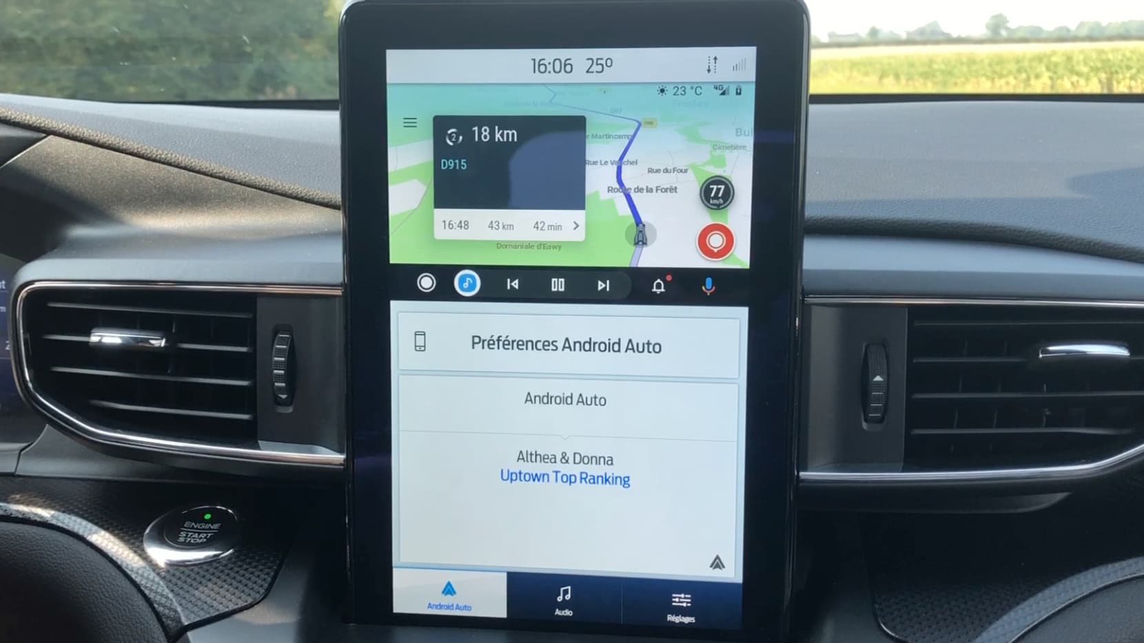 L'intégration laisse encore à désirer sur certaines applications comme Waze, qu'on ne peut pas afficher à la verticale comme sur un smartphone.