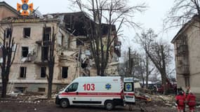 Un immeuble de trois étages lourdement endommagé à la suite d'un tir de missile russe dans la ville ukrainienne de Kryvyi Rih le 16 décembre 2022. 