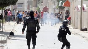 Dimanche 19 mai à Ettadhamen, banlieue de Tunis, les forces de l'ordre tentaient de contenir les manifestants radicaux liés à l'organisation islamiste Ansar al Charia.