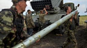 Des soldats ukrainiens chargent un lance-roquette, dans la région de Lougansk, le 18 août 2014.