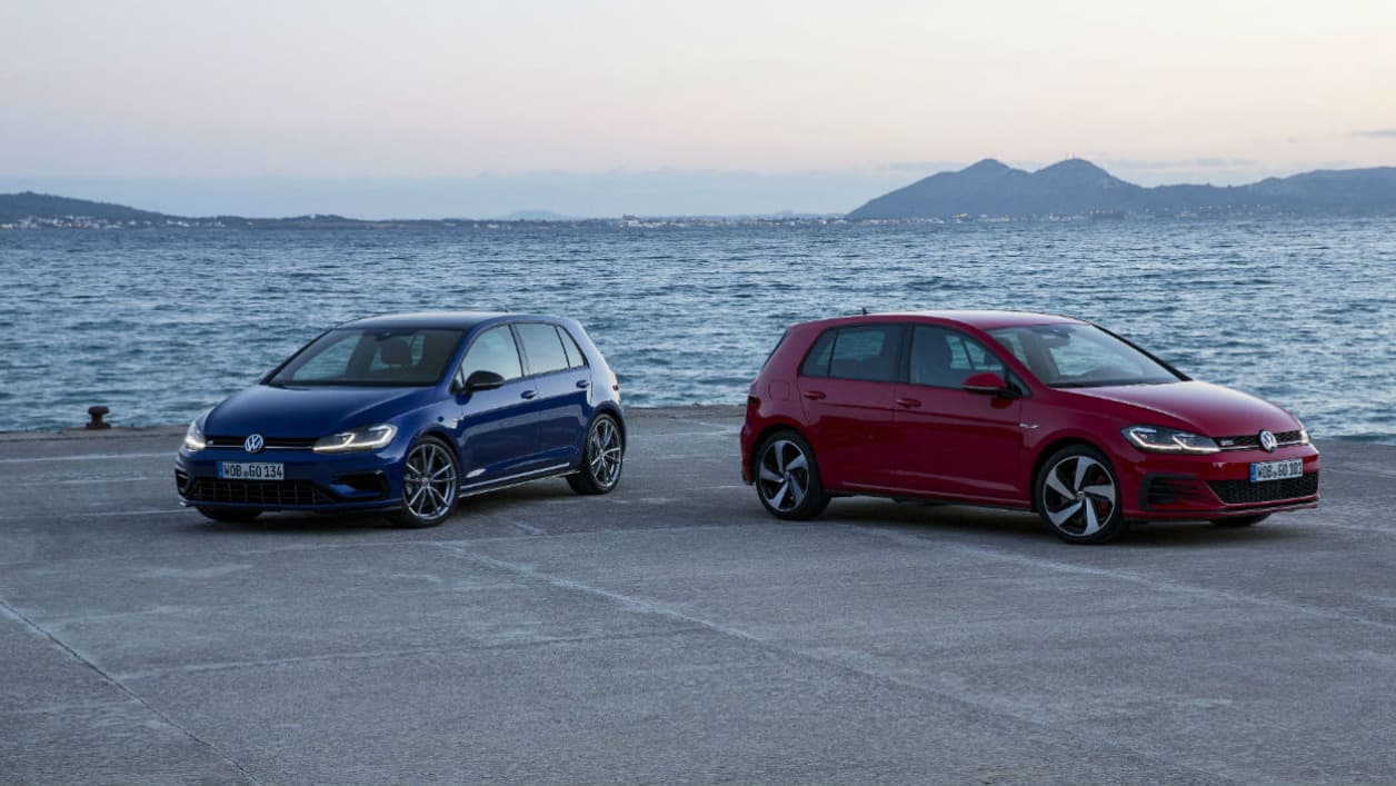 Entre cette GTI performance, la seule GTI commercialisée sur le marché français, et la nouvelle Golf R... une différence de 65 chevaux, et la transmission intégrale pour cette dernière. Entre cette GTI performance, la seule GTI commercialisée sur le marché français, et la nouvelle Golf R... une différence de 65 chevaux, et la transmission intégrale pour cette dernière.