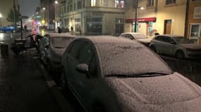 Des véhicules recouverts par les premières neiges ce jeudi dans le centre de Lyon.