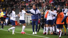 Grace Geyoro et Delphine Cascarino avec Hervé Renard, lors du match amical contre le Canada, le 11 avril 2023