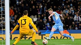 Kevin De Bruyne bat de près le gardien de l'Atletico Madrid Jan Oblak et scelle la victoire de Manchester City à domicile en C1, le 5 avril 2022 