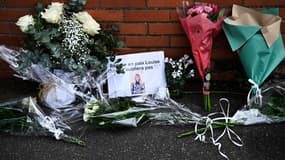 Cette photographie montre des fleurs et une photo de Louise, une élève de onze ans décédée devant le lycée André Maurois à Epinay-sur-Orge, au sud de Paris, le 8 février 2025.