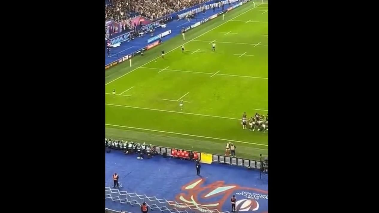 Cheslin Kolbe semble partir avant le début de la course d'élan de Thomas Ramos pour contrer sa transformation lors de France-Afrique du Sud (28-29, quart de finale de la Coupe du monde), le 15 octobre 2023