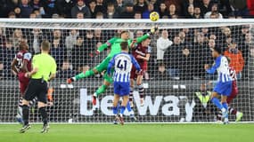 Alphone Areola s'envole lors du match West Ham-Brighton (0-0, Premier League), le 2 janvier 2024