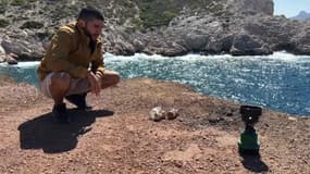 Éric Akopian, le fondateur l'association Clean My Calanques, traque les restes de barbecue sauvage.