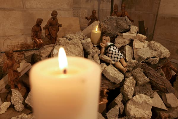 Une scène de la nativité du Christ avec une figure "symbolisant l'enfant Jésus couché dans sa mangeoire au milieu des décombres", en référence à Gaza, à l'intérieur de l'église évangélique luthérienne de Bethléem, en Cisjordanie occupée, le 6 décembre 2023, quelques semaines avant Noël, alors que les combats se poursuivent entre Israël et le groupe militant palestinien Hamas.