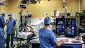 Un chirurgien utilise la technologie Focal One pour une intervention, le 10 avril, à l'hôpital Edouard Herriot de Lyon.