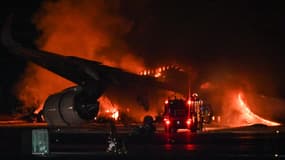 La carcasse de l'avion de la Japan Airlines qui a pris feu après être entré en collision avec un autre avion à l'aéroport de Haneda à Tokyo, le 2 janvier 2024. 
