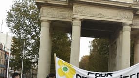 Des gens avec une bannière, le 26 octobre 2016 à Toulouse, lors d'un rassemblement pour rendre hommage au jeune militant écologiste mort il y a deux ans après des affrontements avec les forces de sécurité sur le site du barrage de la Sivens.