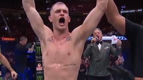 Ian Garry, les bras levés après sa victoire sur MVP en ouverture de la main-card de l'UFC 3O3