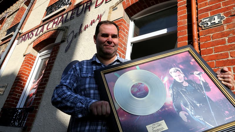 Cédric Leclerc devant sa boutique "Dans la chaleur de Johnny"